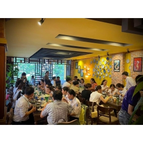 Khách tại cơm niêu Yến