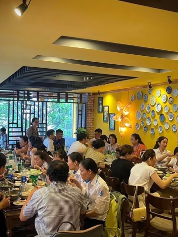 Khách đến với cơm niêu Yến