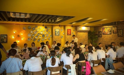 Khách đến với cơm niêu Yến