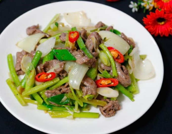 Bò Xào Hành Cần 